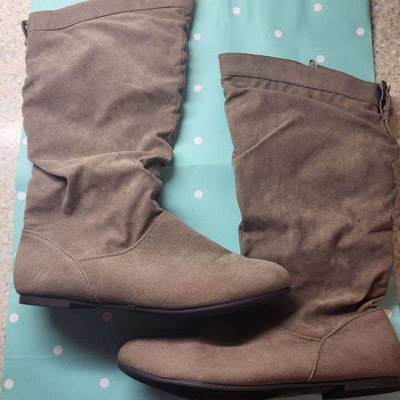 Boots - Picture 3 of 6